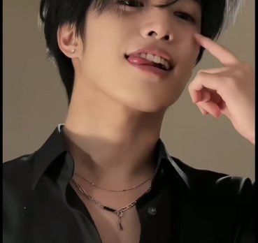 لی‌چی (李齐), 24 years old, Hoxtolgay, China