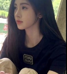 فنگ‌لو (冯若), 33 years old, Woman, Yiwu, China